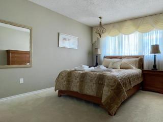 Bright 3-Bedroom Suite with Indoor Jacuzzi - 4