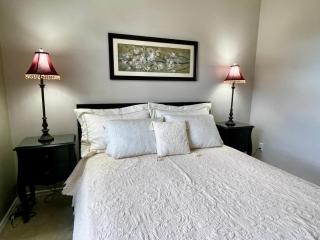 Bright 3-Bedroom Suite with Indoor Jacuzzi - 3