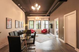 Chic Spacious 3BR South Loop Apartment Near McCormick Place, Roosevelt CTA & Shopping Area in Chicago - 2