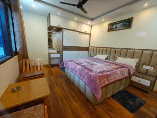 Elegant mountain view room in naggar - 0