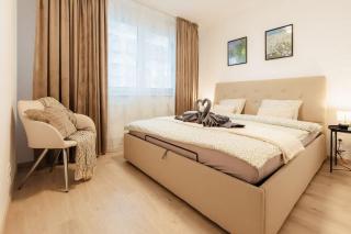 BNB FlyStay Balcony Retreat - 8