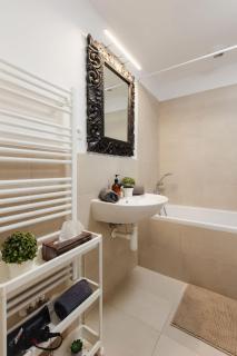 BNB FlyStay Balcony Retreat - 3