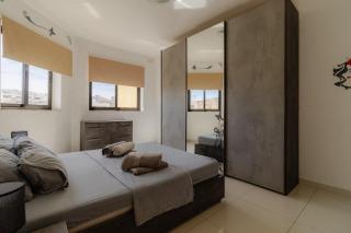 Bugibba Center Apt - Modern Top Floor - 4