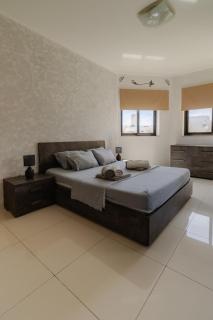 Bugibba Center Apt - Modern Top Floor - 7