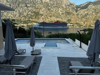 Luxury Studio Apartment with Sea View & Heated Pool - 1