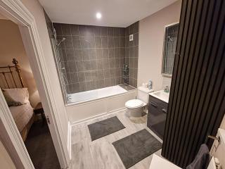 The Bean Apartment - double bedroom with private bathroom - 7