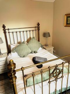 The Bean Apartment - double bedroom with private bathroom - 1