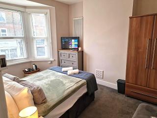 The Bean Apartment - double bedroom with private bathroom - 3