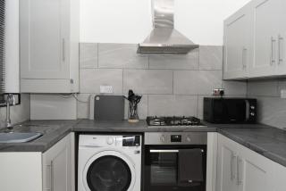 Stylish 4BR Home with Parking Near City & Tram - 9