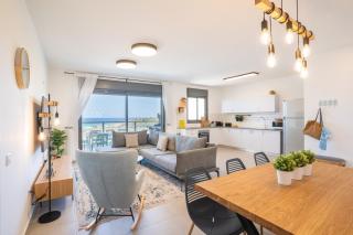 Stylish Seaside Escape with Balcony - 7
