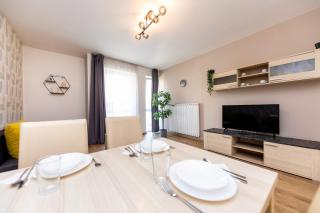 Prime Stay - Premium 2 Bedroom Family Apartment with Balcony - Free Parking - 1