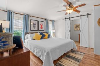 Waterfront - River Shack Retreat - Kayaks included - 6