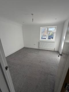 Modern 4 Bedroom House with Garden & Parking - 6