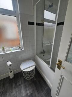 Spacious 4-Bed Family Home near Leicester City Ctr - 4