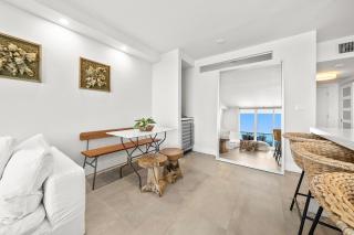 1BR+Den Private Residence at Roney Palace - 1533 - 4