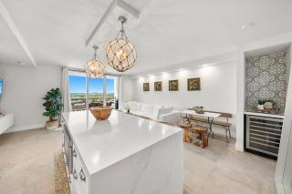 1BR+Den Private Residence at Roney Palace - 1533 - 2