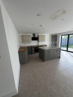 Modern 4 Bedroom House with Garden & Parking - 7