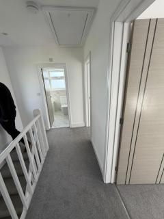 Modern 4 Bedroom House with Garden & Parking - 6