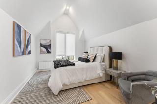 Luxury Deluxe 2 BR - 2 Beds - Stylish - New Build Downtown - 2