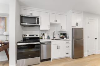 Luxury Deluxe 2 BR - 2 Beds - Stylish - New Build Downtown - 1