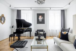 Historic Elegant Apartment - 9