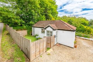 Swift Host | Holly Lodge | Sleeps 4 | Private Garden | Dog Friendly | Dereham - 3