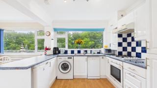 Golwg y Môr - 2 Bedroom Apartment - Tenby - 2