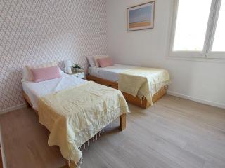 Apartamento en Primera Línea de Playa con Terraza y 3 Habitaciones en Llançà - ES-170-71 - 1
