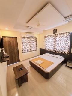 Hotel Sai Neelam - 4