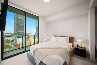 Stylish 1BR 2BA Apartment in Prime Location - 9