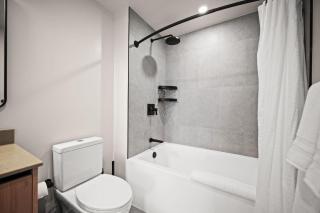 Stylish 1BR 2BA Apartment in Prime Location - 5