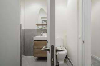Elegant and Spacious Apartment Steps from Plaza Catalunya - 8