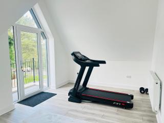 Luxurious New Home Near Airport - 7
