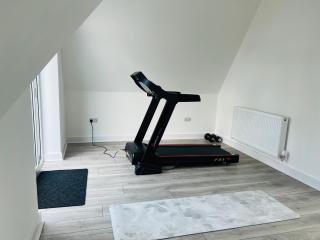 Luxurious New Home Near Airport - 5