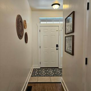 Stylish Saratoga Townhouse - 4