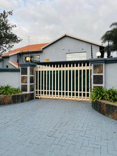 Airport Continental Guest House - 9