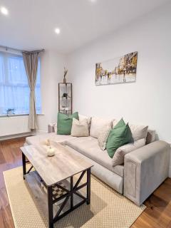 Luxury 3BR Home 20 Mins to London Garden Wi-Fi - 4
