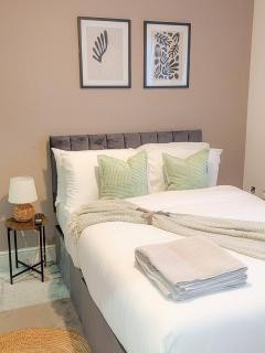 Luxury 3BR Home 20 Mins to London Garden Wi-Fi - 1