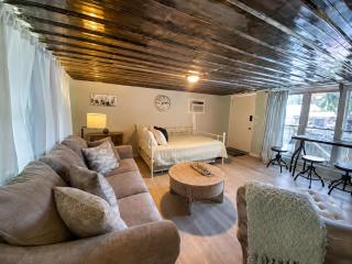 Riverfront stay Near Wilson Dam with Grill - 9