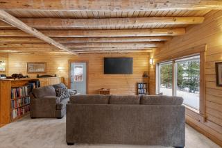 Buffalo Bliss - 18 Guests, Magical Riverfront Cabin, Peaceful, Fire Pit - 4