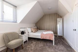 Oldbury - Big 7-Bedroom House w Garden & Parking for 14 Guests - 3
