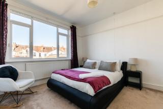 Oldbury - Big 7-Bedroom House w Garden & Parking for 14 Guests - 6