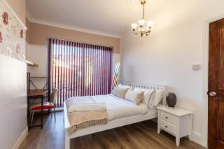 Oldbury - Big 7-Bedroom House w Garden & Parking for 14 Guests - 7
