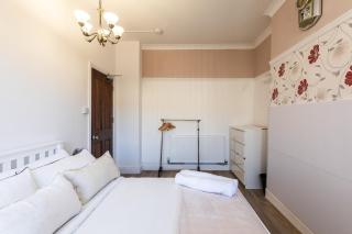 Oldbury - Big 7-Bedroom House w Garden & Parking for 14 Guests - 1
