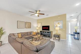 Solara Villa I 1 Minute Walk from Amenities - 3