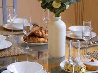 Luxury 3 Bed Apartment, Gated Parking, City Centre - 2