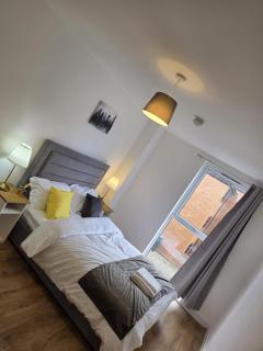 Stunning 2-Bed Apartment in City Centre - 4