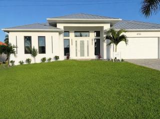 CoralVilla Aesthetic View - on water, pool, spa, boating, BBQ, tiki hut - 9