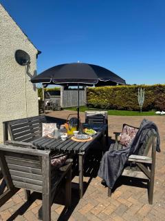 Bungalow with Hot Tub, BBQ Hut, Golf Net , Large Garden & Play Area - 6
