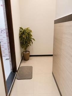 Relaxing simpl-Style Apartment Near Airport - 5